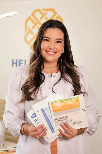 Enfermeira Beatriz Araújo segurando materiais de curativo